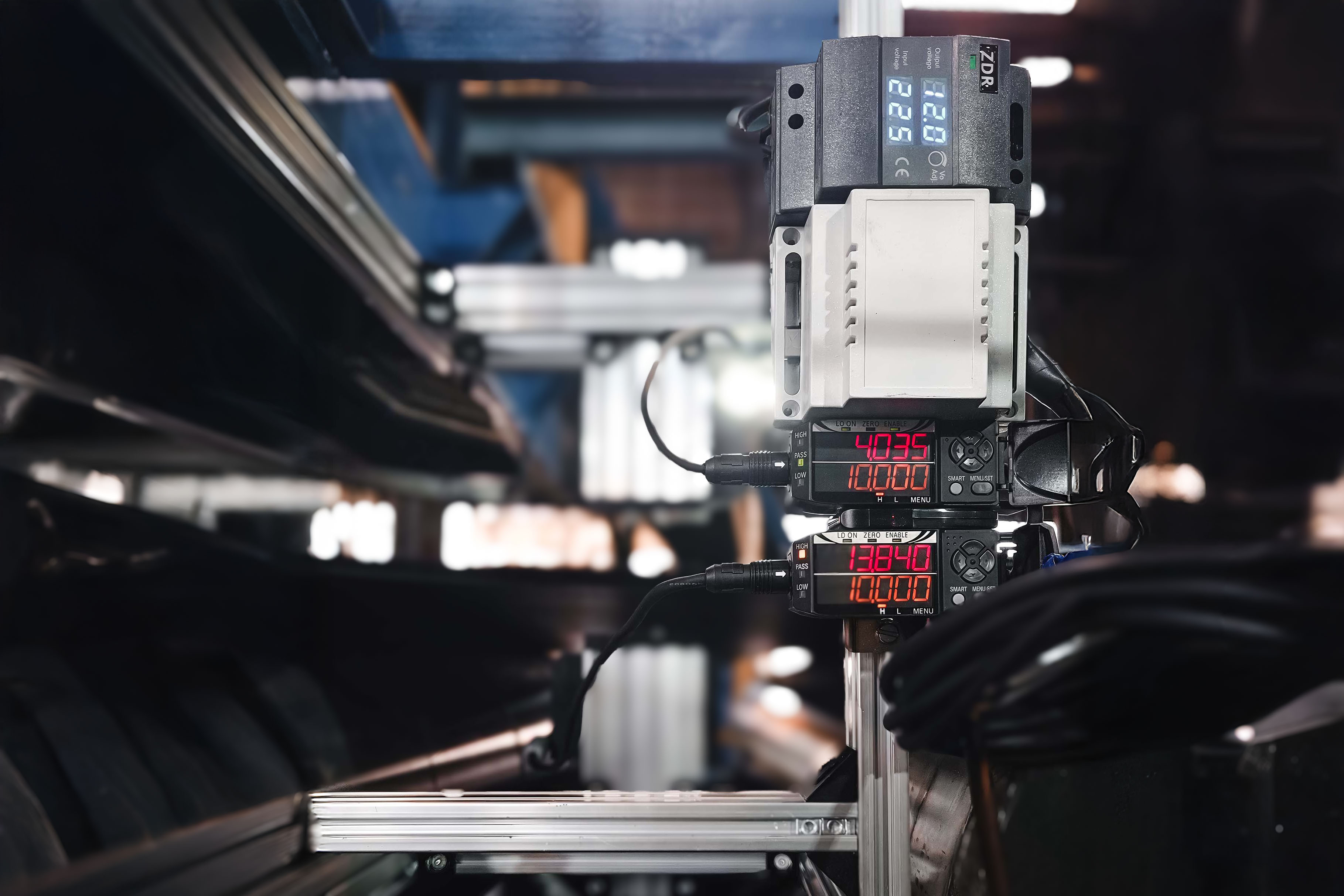 Complete Measurement Device with Dual Opposing Lasers